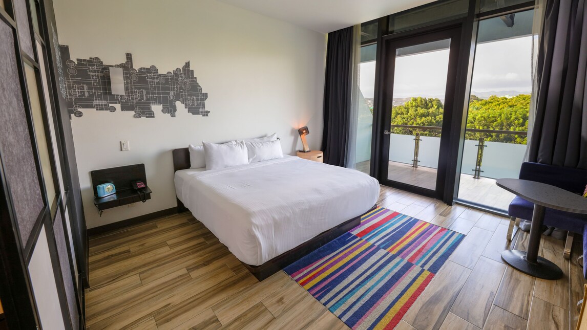 Breezy, Larger Guest room, 1 King, Balcony